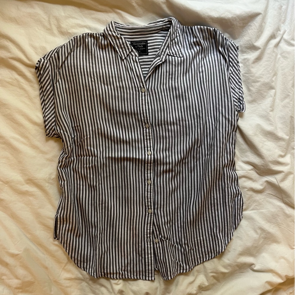 Abercrombie Gray and White Stripe Short Sleeve Button Down Shirt size Medium